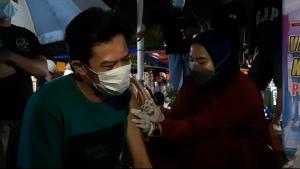 Vaksinasi Keliling Polres Metro Bekasi Kota Sisir Pengunjung Kuliner di Alun-Alun Bekasi