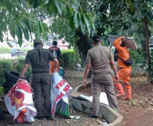 2 Bangunan Liar Semi Permanen Dibongkar Petugas Satpol PP dan PPSU Cideng