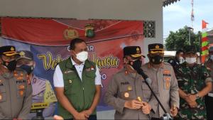 Kapolda Metro Jaya Tinjau Vaksinasi Lansia di Alun-Alun Bekasi: Tetap Hidup Normal Seperti Biasa