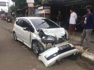 Brak! Mobil Honda Jazz Seruduk Minibus Elf di Jalan Cut Mutia Bekasi, Pengemudi Tewas
