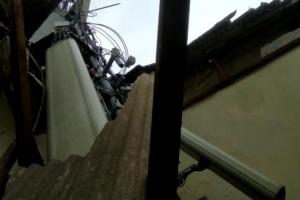 Tower BTS Milik Telkomsel Ambruk, Timpa 2 Rumah Kontrakan di Depok