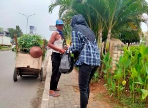 Berbagi Kebaikan, Himapenmas Unsika Kerawang Tebar Puluhan Nasi Bungkus Kepada Masyarakat 