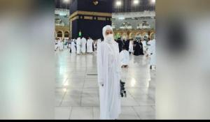 Unggah Foto di Depan Ka`bah, Lulu Tobing Temukan Kode dari Tuhan