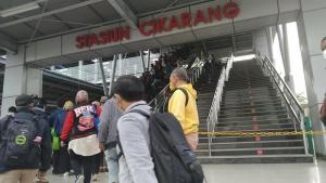 Antisipasi Lonjakan Penumpang KRL di Stasiun Cikarang, Bus Gratis BPTJ Diharapkan Kembali Beroperasi  