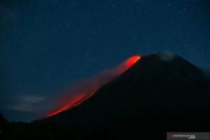 Merapi Luncurkan Lava Pijar ke Arah Barat Daya Sejauh 2 Kilometer