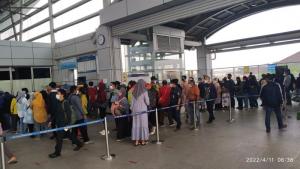Penumpang KRL di Stasiun Cikarang: Kapan Ada Lagi Bus Gratis BPTJ tujuan Sudirman-Manggarai 