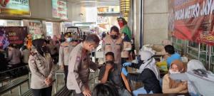 Polda Metro Jaya Gelar Akselerasi Percepatan Vaksin di Pasar Tanah Abang, `Sebanyak 1085 Orang Tervaksinasi`