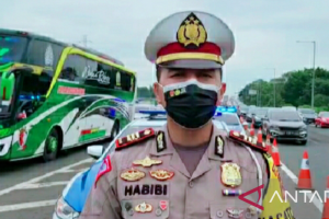 Arus Kendaraan Padat, Polres Karawang Berlakukan Buka Tutup Contra Flow