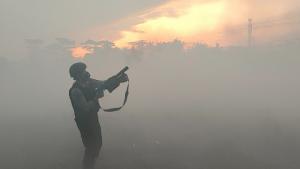 Polisi Tembakkan Gas Air Mata, Bubarkan Massa yang Bakar Petasan 