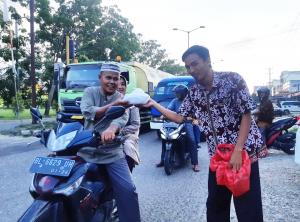 Berbagi Nasi Tamiang Sukses Bagikan Seratusan Nasi Bungkus pada Jumat Akhir Ramadan