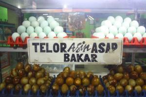 Telur Asin di Brebes Diburu Pemudik dari Jakarta 