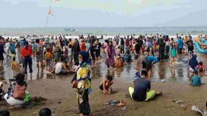 Gelombang Tinggi Belum Usai, Waspada  Aktivitas di Pantai