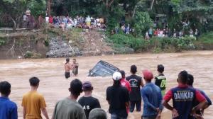 Mobil Terseret Arus Deras Sungai, Sopir dan Penambang Pasir Lolos dari Maut 