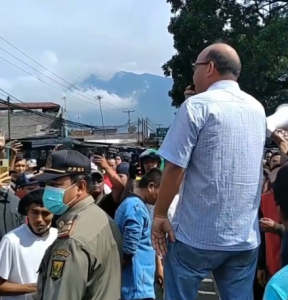 Jalan Rusak Tak Kunjung Diperbaiki, Warga Sukabumi  Gelar Demo  