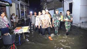 Meninjau Banjir Rob, Walikota Semarang Perintahkan Dibuat Tanggul Darurat