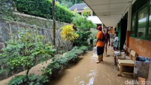 SMPN 3 Kokap Diterjang Banjir Lumpur