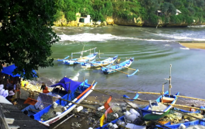 Kapal Nelayan dan Wisatawan Terseret Ombak di Gunungkidul