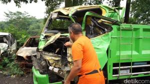 Kernet Tewas dan Sopir Patah Tulang, Truk Parkir Dihantam Truk Lain di Rest Area Tol Cipularang 