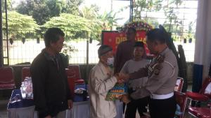 Meriahkan HUT ke-76 Bhayangkara, Unit Lantas Bekasi Timur Gelar Makan Bersama dan Bagikan Sembako ke Masyarakat Sekitar