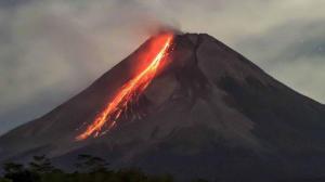 Gunung Merapi Luncurkan Guguran Lava Pijar Sejauh 1.800 Meter  