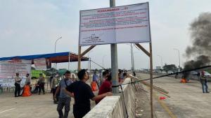 Tuntut Ganti Rugi, Puluhan Warga Bekasi Blokade Jalan Tol Cibitung-Cimanggis II