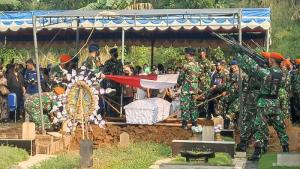 Isak Tangis Keluarga Iringi Pemakaman Pilot Golden Eagle di Bekasi