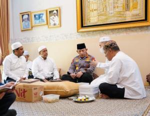 Kapolri Takziah ke Rumah Duka Habib Zen Bin Umar: Beliau Saya Anggap Ayah Sendiri