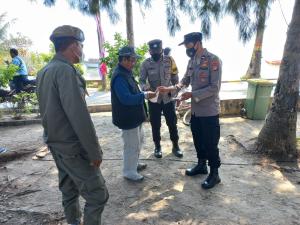 Bagikan 400 Masker ke Warga, Polres Kep Seribu Terus Sampaikan Imbauan Taat Prokes ke Warga