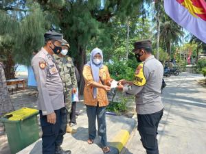 Cegah COVID-19, Polres Kep Seribu Bagikan 350 Masker dan Sampaikan Imbauan ProKes ke Warga