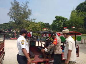 Cegah COVID-19, Hari ini Polres Kep Seribu Bagikan 450 Masker dan Sampaikan Imbauan ProKes ke Warga