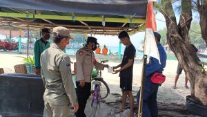 Tekan Kasus Aktif Covid-19, Warga Kepulauan Seribu Terima 400 Masker Gratis dari Polres Kepulauan Seribu