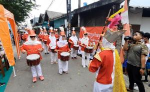 Sambut HUT RI, Pawai Warga RW 9 Harapan Jaya Dimeriahkan Kesenian Bali hingga Marching Band Emak-emak