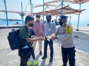 450 Masker Gratis Untuk Warga, Polres Kepulauan Seribu Gelorakan Program Jakarta Bermasker