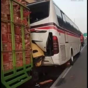 Bus Primajasa Lagi Ganti Ban Dihantam Truk Muatan Ayam di Tol Cikarang