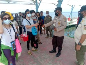 Genjot Program Jakarta Bermasker, Polres Kep. Seribu Bagikan 450 Masker Gratis