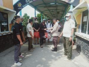 Edukasi Penggunaan Masker, 400 Masker Gratis Dibagikan untuk Warga Kepulauan Seribu Hari Ini