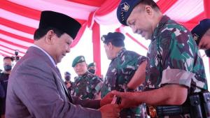 Menhan Prabowo Beri Pistol Produksi Pindad ke Tiga Kepala Staf Angkatan TNI