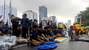 Demo BEM SI Tolak Harga BBM Naik: Long March, Salat Berjemaah di Tengah Hujan