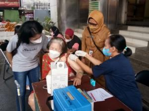 Vaksinasi Covid-19 di Pasar Metro Dapat Pantauan