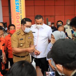 Gubernur Jawa Barat Pantau Langsung Pemberian BLT di Kantor Pos Kota Bekasi