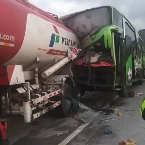 Bus Restu Tabrak Truk Tangki Pertamina di Tol Surabaya-Pandaan