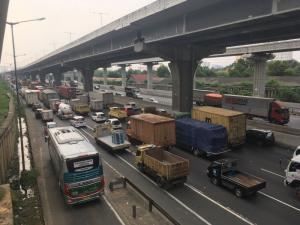 Ada Perbaikan Jembatan di Lajur 1, Kendaraan Menumpuk di Tol Bekasi Timur