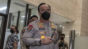 Itsus dan Propam Polri Periksa 18 Polisi yang Bawa Senjata Lontar di Stadion Kanjuruhan Malang: FIFA Melarang Gunakan Gas Air Mata