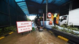 Banjir Lumpuhkan Jalan TB Simatupang, Pengendara Motor Masuk Tol 
