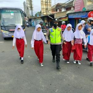 Cegah Kendaraan Menumpuk, Polwan Polres Metro Bekasi Kota Bantu Atur Lalu Lintas di Lokasi Rawan Macet