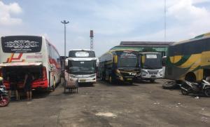 Beri Keamanan dan Kenyamanan Penumpang, Kru Bus Sumatera Rutin Perawatan Unit di Terminal Bekasi