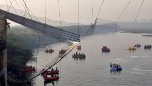 Duka 135 Orang Tewas Akibat Jembatan Runtuh, India Kibarkan Bendera Setengah Tiang