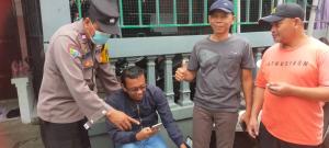 Bangun Kemitraan dengan Masyarakat, Bhabinkamtibmas Bagikan Nomor Pengaduan ke Warga
