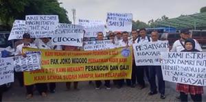 Lagi-Lagi, Puluhan Pensiunan DAMRI Surabaya Bersama Istri Gelar Unjuk Rasa Tuntut Pesangon Dicairkan