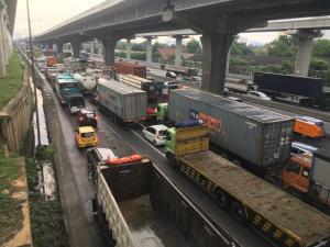 Arus Kendaraan di Tol Bekasi Timur Arah Jakarta Padat Merayap